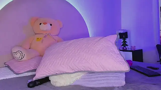 Snapshot of elsalondon chatting on 12-29-24, 08:00 elsalondon online show from 12-29-24, 08:00