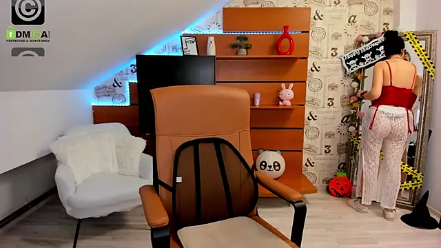 EmillyTaylor online show from 10-28-25, 04:38