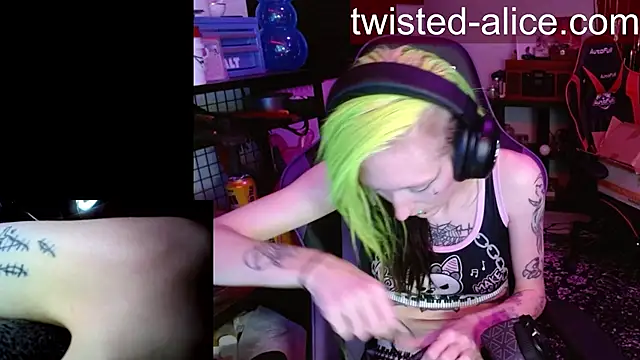 alicewonder09 online show from 04-12-26, 03:00