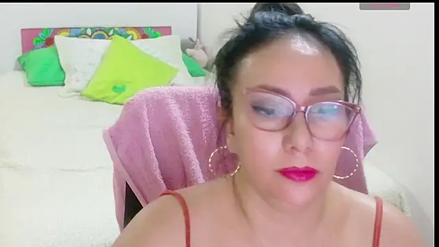Snapshot of hottplay chatting on 06-16-26, 04:20 hottplay online show from 06-16-26, 04:20