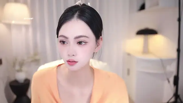 Ocean--Lili online show from 10-19-25, 02:18