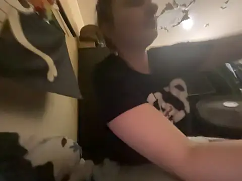 Snapshot of Snowbunnycake_131 chatting on 02-04-26, 01:39 Snowbunnycake 131 online show from 02-04-26, 01:39