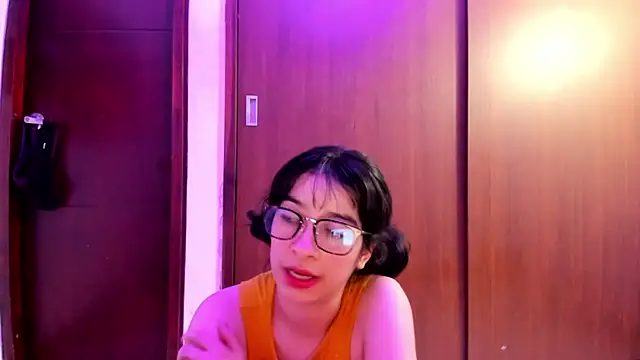 Snapshot of _Lunnaa_ chatting on 12-17-24, 05:51 Lunnaa online show from 12-17-24, 05:51