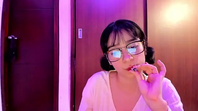 Snapshot of _Lunnaa_ chatting on 12-18-24, 03:26 Lunnaa online show from 12-18-24, 03:26