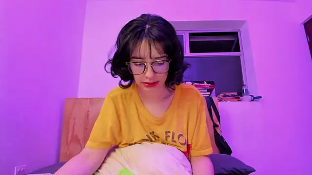 Snapshot of _Lunnaa_ chatting on 12-19-24, 01:28 Lunnaa online show from 12-19-24, 01:28