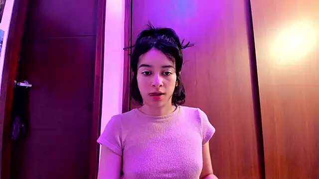 Snapshot of _Lunnaa_ chatting on 12-21-24, 05:25 Lunnaa online show from 12-21-24, 05:25