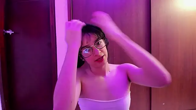 Snapshot of _Lunnaa_ chatting on 12-30-24, 05:04 Lunnaa online show from 12-30-24, 05:04