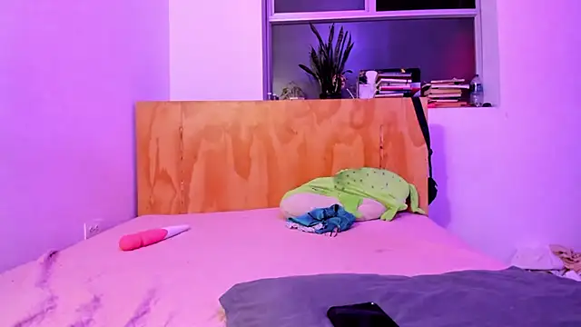 Snapshot of _Lunnaa_ chatting on 01-26-25, 01:52 Lunnaa online show from 01-26-25, 01:52