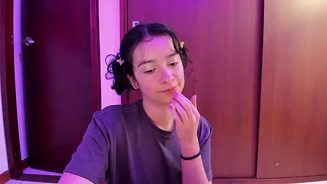 Snapshot of _Lunnaa_ chatting on 02-23-25, 05:01 Lunnaa online show from 02-23-25, 05:01