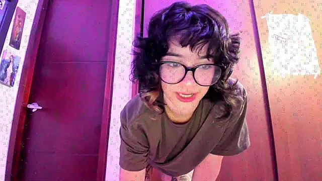 Snapshot of _Lunnaa_ chatting on 10-20-25, 02:56 Lunnaa online show from 10-20-25, 02:56