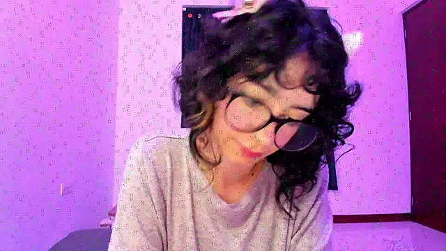 Snapshot of _Lunnaa_ chatting on 11-15-25, 11:10 Lunnaa online show from 11-15-25, 11:10