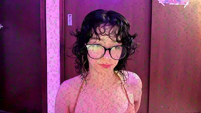 Snapshot of _Lunnaa_ chatting on 11-20-25, 02:34 Lunnaa online show from 11-20-25, 02:34