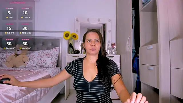 Snapshot of sharonDulce chatting on 12-18-25, 05:02 sharonDulce online show from 12-18-25, 05:02