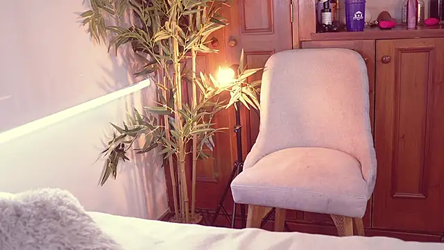 Snapshot of Lucy_fit chatting on 10-18-25, 11:44 Lucy fit online show from 10-18-25, 11:44