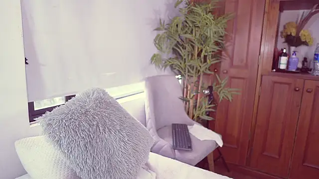 Snapshot of Lucy_fit chatting on 10-23-25, 11:31 Lucy fit online show from 10-23-25, 11:31