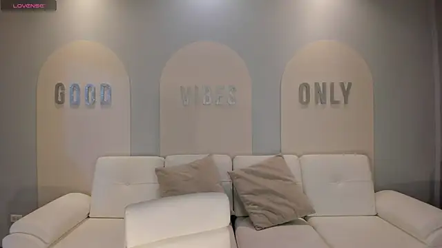 NiaHolland online show from 10-12-25, 06:07