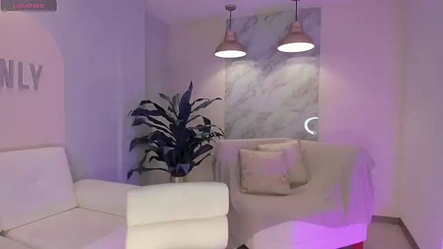 NiaHolland online show from 12-14-25, 06:12