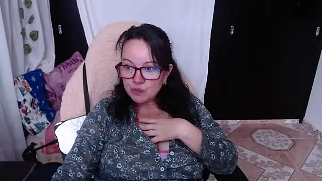 Sonialorens  online show from 12-18-24, 05:31