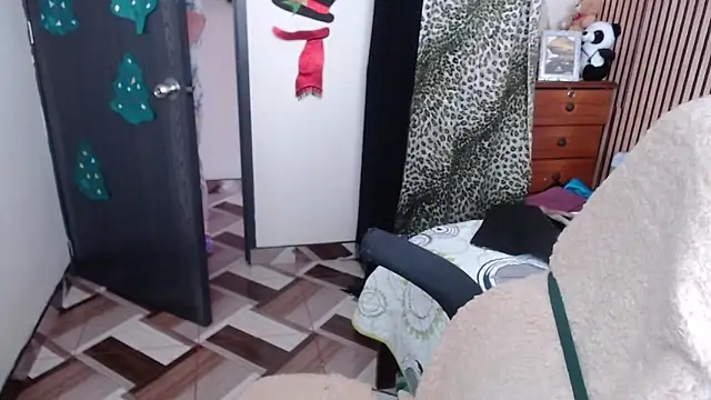 Sonialorens  online show from 12-20-25, 06:48