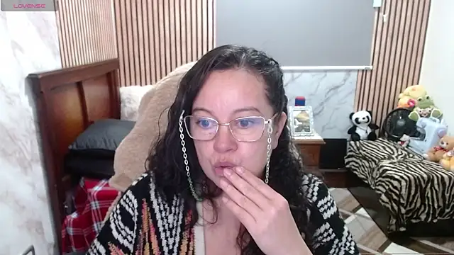 Sonialorens  online show from 04-15-26, 08:09