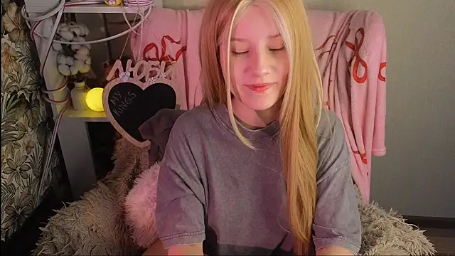 Snapshot of sarakaell chatting on 03-12-26, 01:45 sarakaell online show from 03-12-26, 01:45