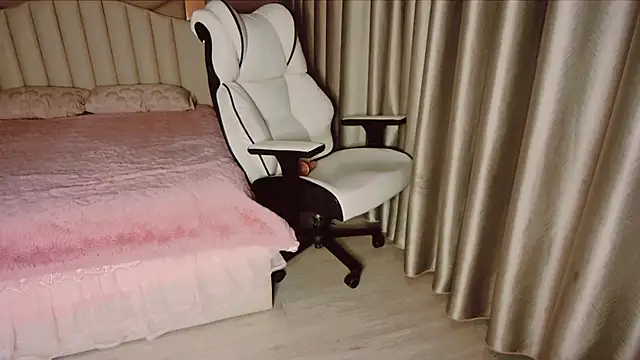 Snapshot of Girl__Funny chatting on 12-28-24, 08:04 Girl Funny online show from 12-28-24, 08:04