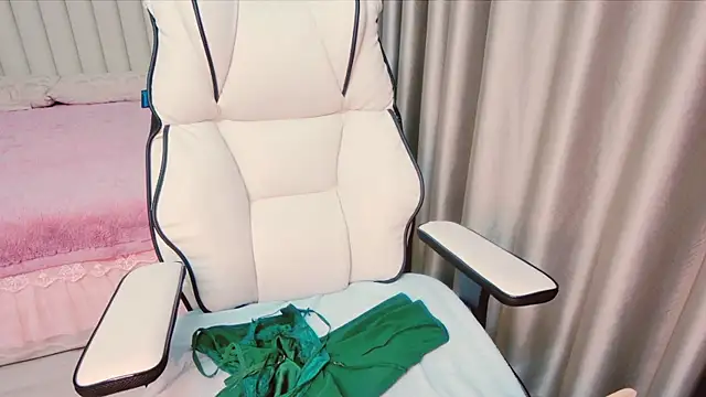 Snapshot of Girl__Funny chatting on 12-29-24, 05:01 Girl Funny online show from 12-29-24, 05:01