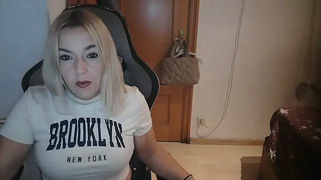 Snapshot of bekka__ chatting on 10-31-25, 08:15 bekka online show from 10-31-25, 08:15