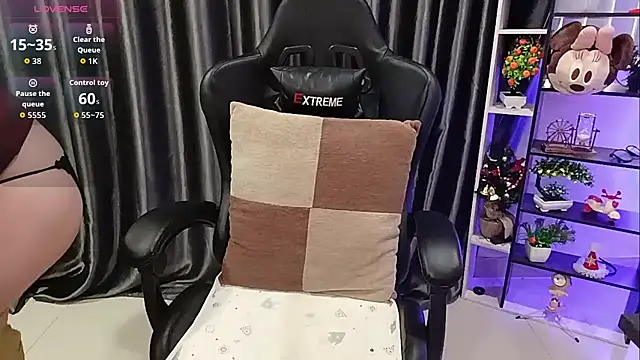 Snapshot of Yuki-yio chatting on 10-25-25, 01:13 Yuki-yio online show from 10-25-25, 01:13