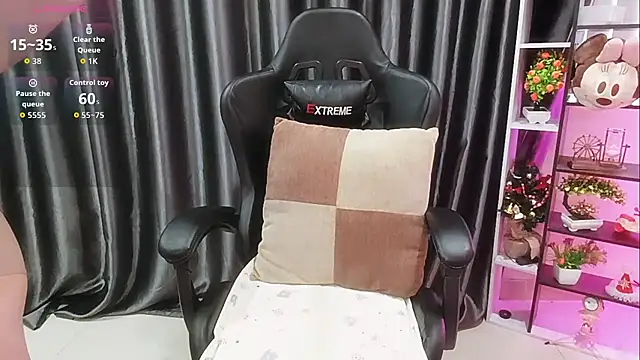 Snapshot of Yuki-yio chatting on 10-26-25, 12:49 Yuki-yio online show from 10-26-25, 12:49