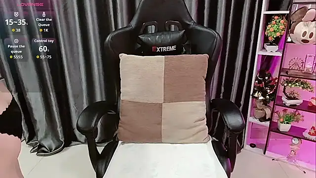 Snapshot of Yuki-yio chatting on 11-04-25, 01:05 Yuki-yio online show from 11-04-25, 01:05