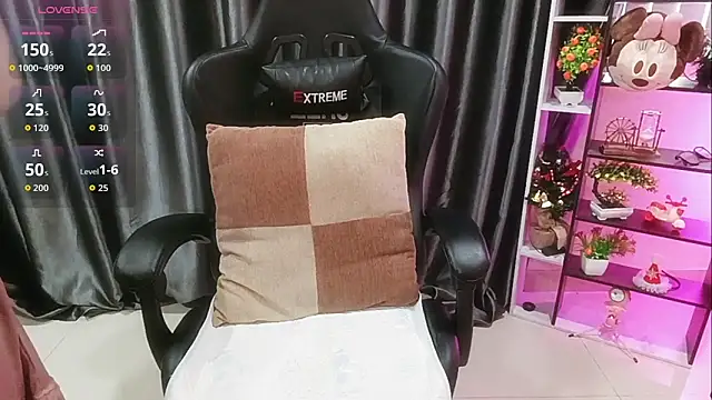 Snapshot of Yuki-yio chatting on 11-06-25, 01:17 Yuki-yio online show from 11-06-25, 01:17