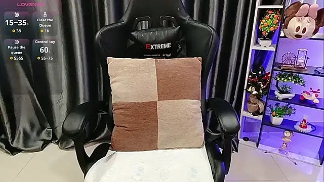 Snapshot of Yuki-yio chatting on 11-21-25, 01:15 Yuki-yio online show from 11-21-25, 01:15