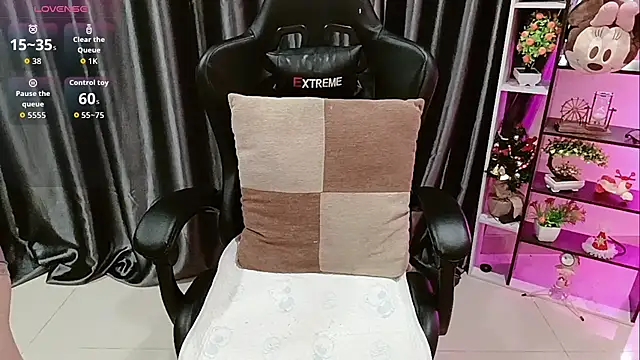 Snapshot of Yuki-yio chatting on 11-25-25, 01:16 Yuki-yio online show from 11-25-25, 01:16