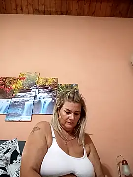 Snapshot of CRHYSTEL chatting on 10-16-25, 06:25 CRHYSTEL online show from 10-16-25, 06:25