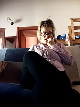 Snapshot of CRHYSTEL chatting on 10-24-25, 11:06 CRHYSTEL online show from 10-24-25, 11:06