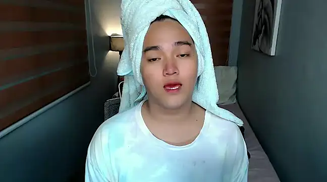 MoaningKylie online show from 12-17-24, 09:07