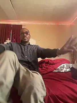 Snapshot of Makeyoucumallover chatting on 03-17-26, 01:58 Makeyoucumallover online show from 03-17-26, 01:58