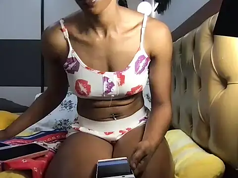 Snapshot of choco_petite chatting on 09-20-25, 04:13 choco petite online show from 09-20-25, 04:13