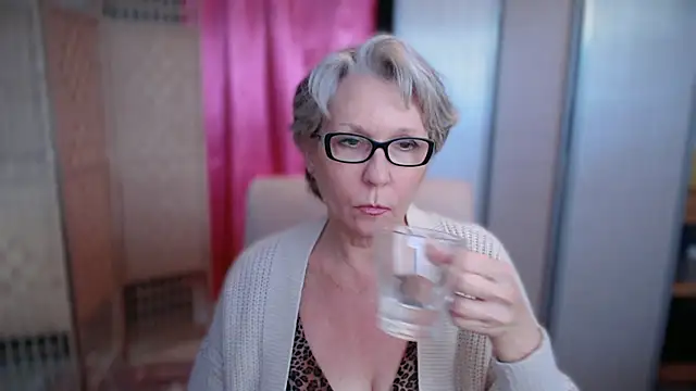 Snapshot of petradaniels chatting on 12-17-25, 10:38 petradaniels online show from 12-17-25, 10:38