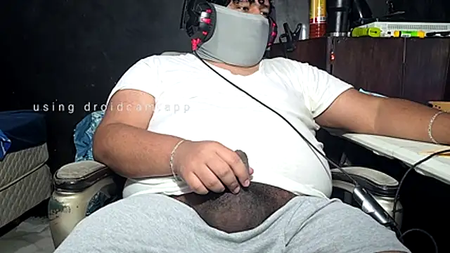 Snapshot of mikfgh50 chatting on 11-23-25, 05:18 mikfgh50 online show from 11-23-25, 05:18