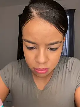 Snapshot of trianawhite chatting on 12-19-24, 04:13 trianawhite online show from 12-19-24, 04:13