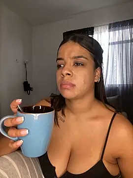 Snapshot of trianawhite chatting on 12-28-24, 06:29 trianawhite online show from 12-28-24, 06:29