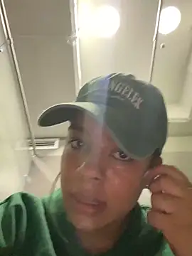 Snapshot of trianawhite chatting on 02-19-25, 06:21 trianawhite online show from 02-19-25, 06:21