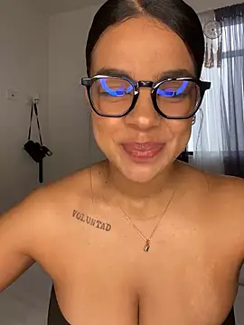 Snapshot of trianawhite chatting on 03-15-25, 02:45 trianawhite online show from 03-15-25, 02:45