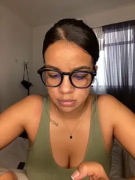 Snapshot of trianawhite chatting on 03-15-25, 07:38 trianawhite online show from 03-15-25, 07:38