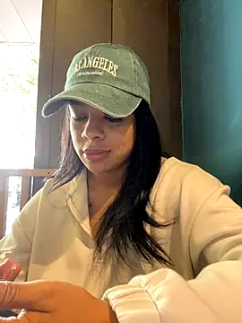 Snapshot of trianawhite chatting on 11-11-25, 03:23 trianawhite online show from 11-11-25, 03:23