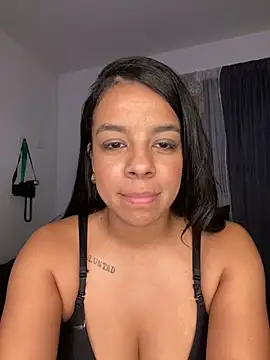 Snapshot of trianawhite chatting on 11-27-25, 02:13 trianawhite online show from 11-27-25, 02:13