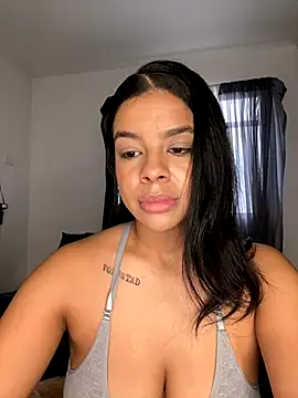 Snapshot of trianawhite chatting on 11-28-25, 03:25 trianawhite online show from 11-28-25, 03:25