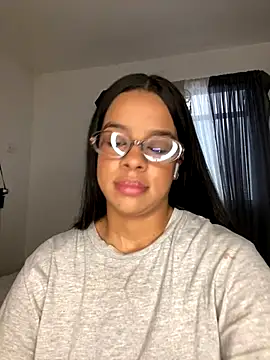 Snapshot of trianawhite chatting on 12-03-25, 03:32 trianawhite online show from 12-03-25, 03:32